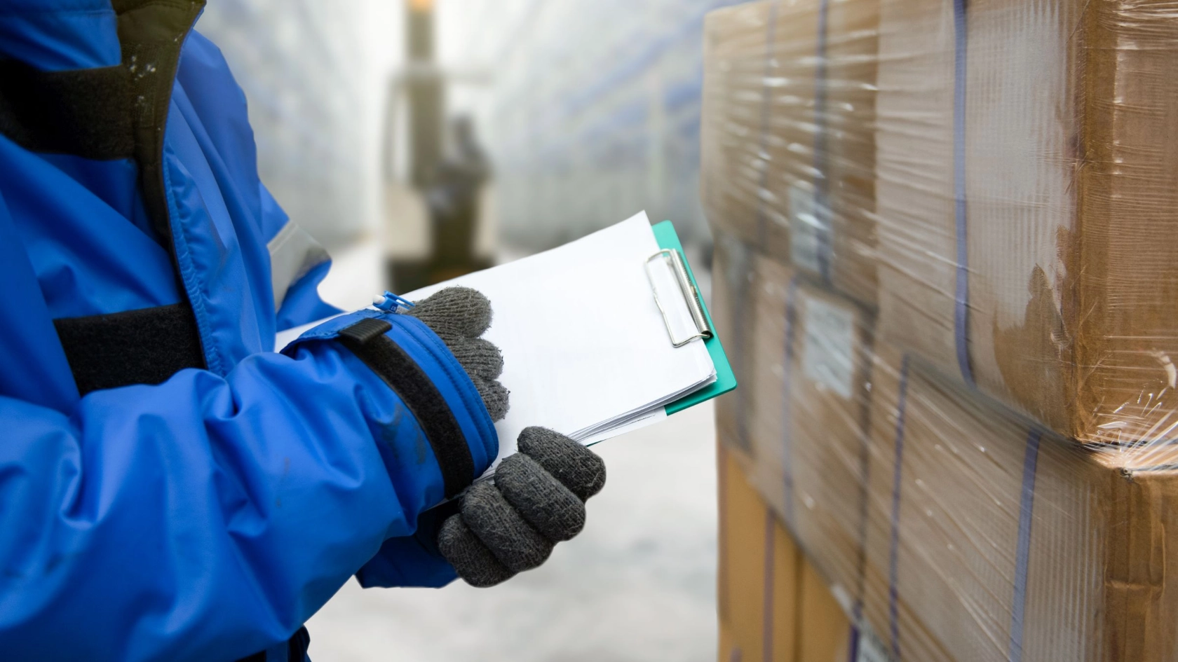 ein Beschäftiger prüft Lagerware in einem Kühlraum