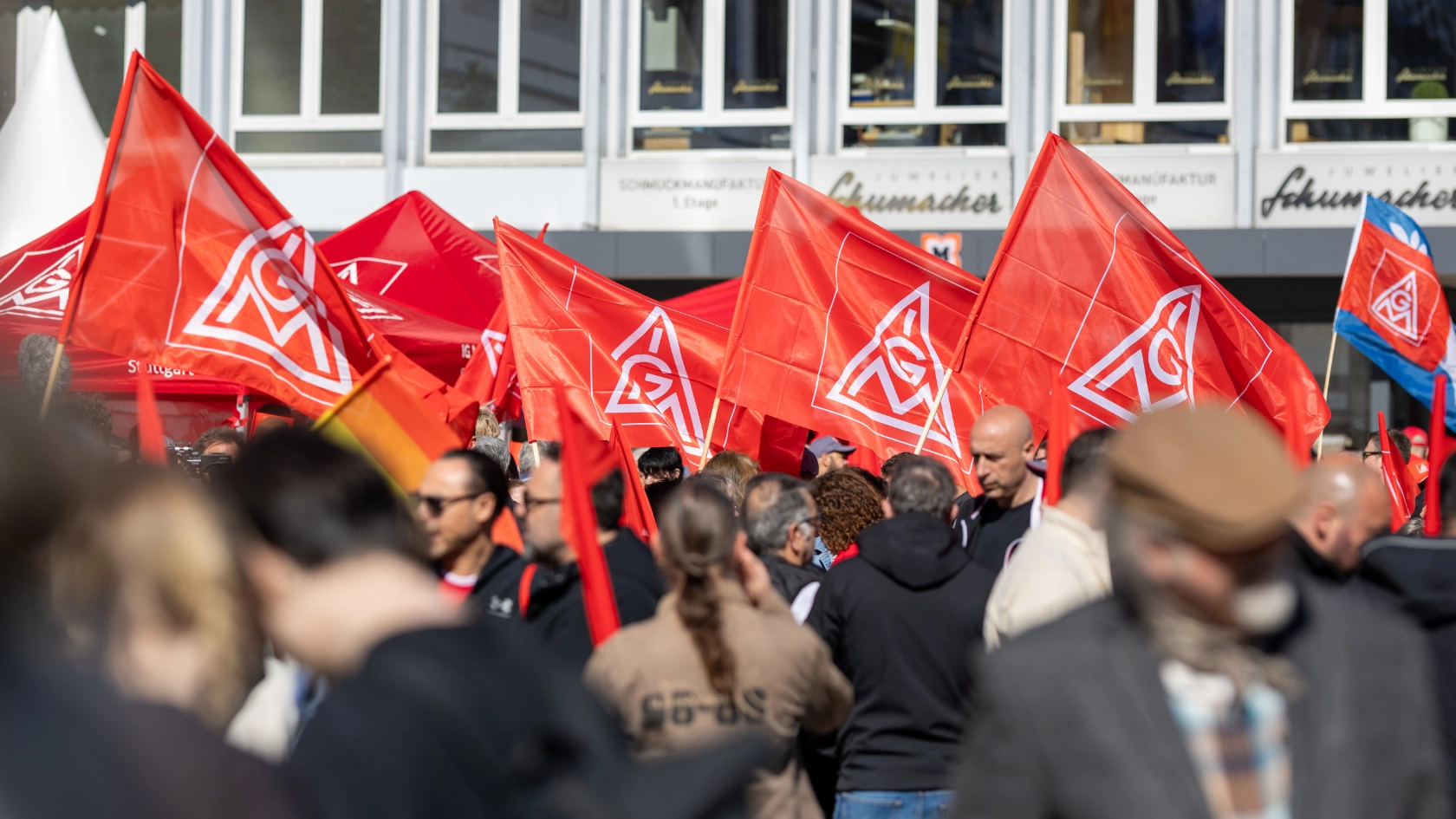 Stuttgart, Baden-Württemberg, 01.05.2026:Demonstration des DGB zum Ersten Mai in StuttgartIm Bild: Frontbanner der DemoNotiz: No model release. Kein Einverständnis für Werbung, keine Weitergabe an Dritte.