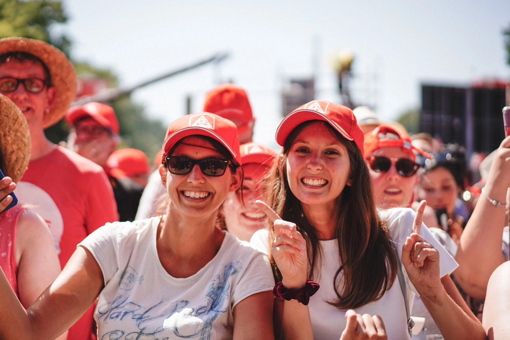 Zwei junge Metallerinnen freuen sich in der Menschenmenge